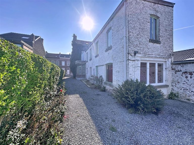 Spacieuse maison 3 façades avec 2 garages et vaste cour à Vaux-sous-Chèvremont