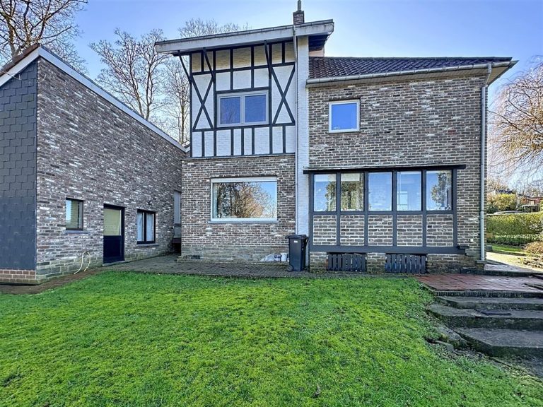 Magnifique villa, situation exceptionnelle et vue imprenable sur la vallée