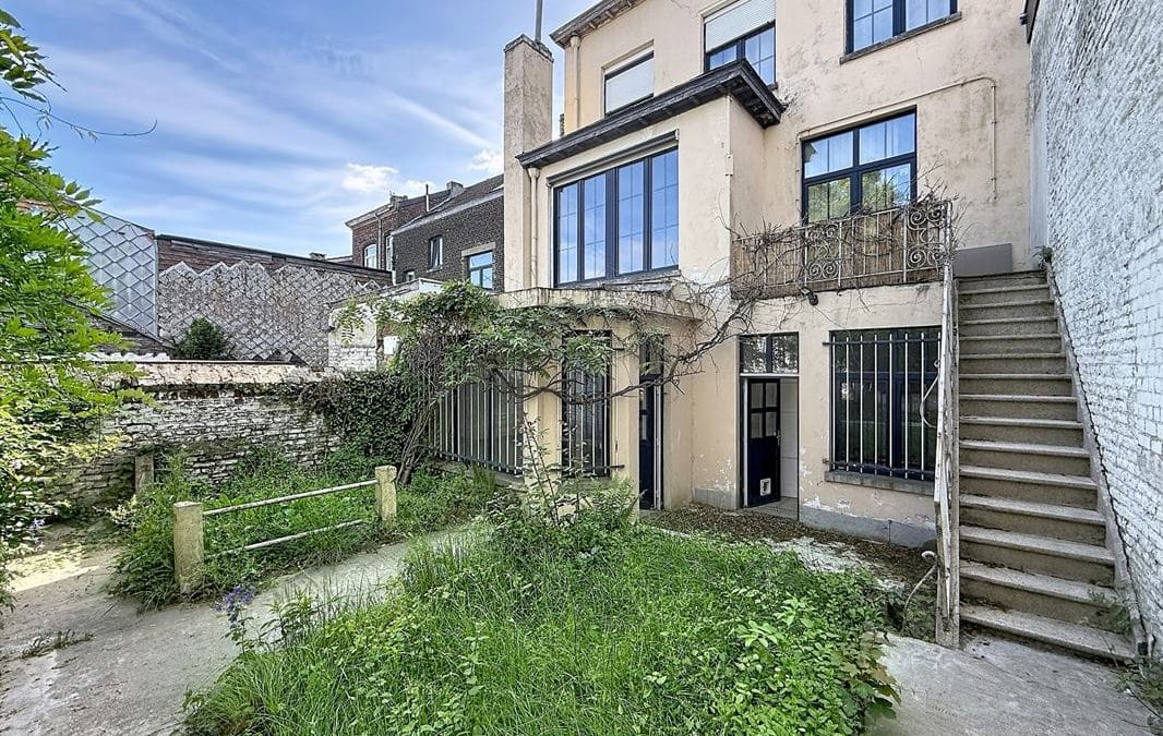 Spacieuse maison 4 chambres avec jardin, garage et beau potentiel à Seraing