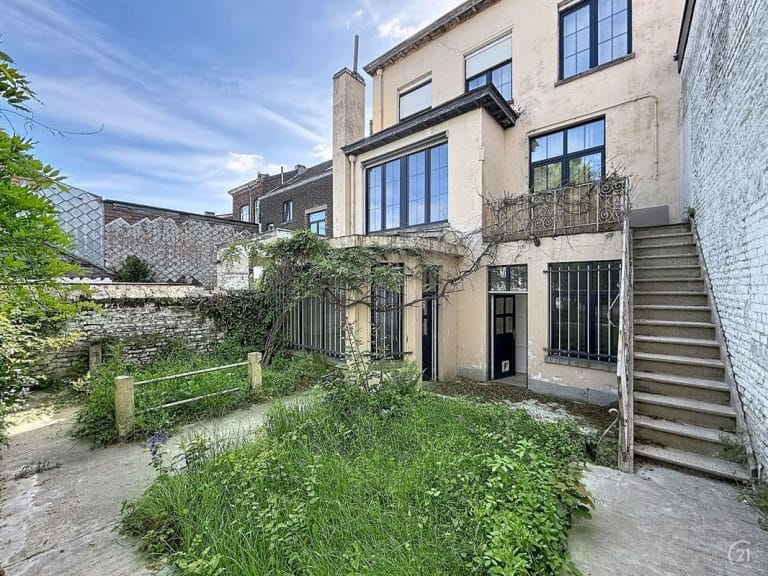 Spacieuse maison 4 chambres avec jardin, garage et beau potentiel à Seraing